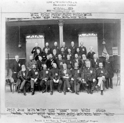 Sopravvissuti della carica di cavalleria a Balaklava, 25 ottobre 1854, 1887 da English Photographer